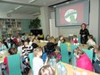 Karmniki dla ptaków powstały dziś w wieluńskiej bibliotece miejskiej